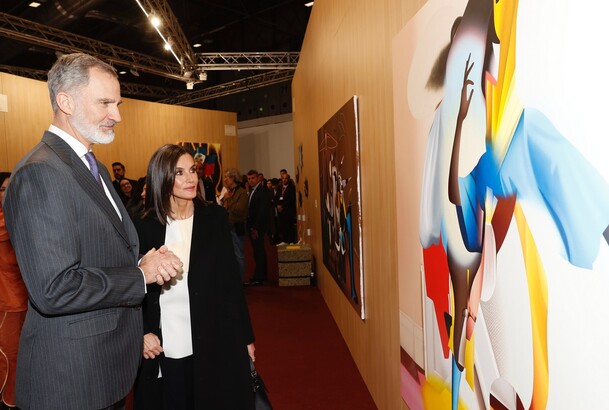 Don Felipe y Doña Letizia se detienen ante una de las obras expuestas