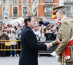 Su Majestad el Rey es recibido por el presidente de la Junta de Castilla y León, Alfonso Fernández Mañueco, en presencia de la ministra de Defensa, Ma