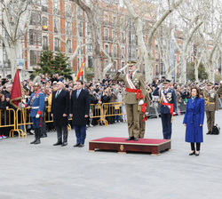 Su Majestad el Rey a su llegada recibe honores de ordenanza