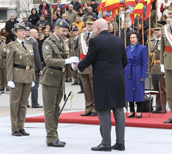 Su Majestad el Rey durante la entrega de una miniatura de la estatua del Conde Ansúrez, fundador de la ciudad, por parte del alcalde de Valladolid al 
