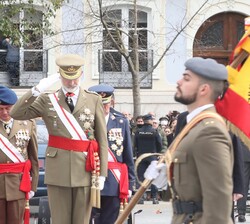 El guión del Regimiento "Farnesio" nº 12 a su paso por la Tribuna Real