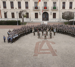 Fotografía de grupo de Su Majestad el Rey acompañado de una representación del Regimiento “Farnesio” nº 12
