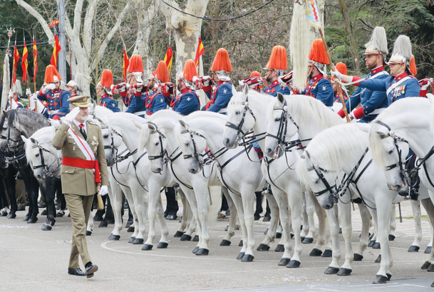 Su Majestad el Rey pasa revista al Escuadrón de Caballería de la Guardia Real