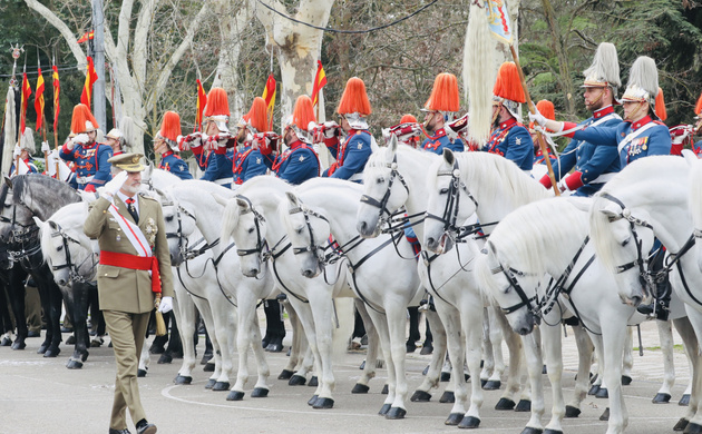 Su Majestad el Rey pasa revista al Escuadrón de Caballería de la Guardia Real