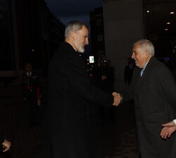 Don Felipe recibe el saludo del presidente del Tribunal Constitucional, Cándido Conde-Pumpido, en presencia de presidente del Consejo General Poder Ju