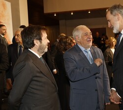 Su Majestad el Rey conversa con el presidente del Tribunal Constitucional, Cándido Conde-Pumpido, y con el presidente del Consejo General Poder Judici