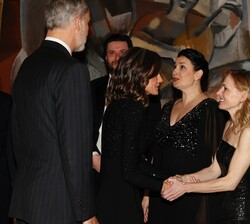 Don Felipe y Doña Letizia conversan con los representantes de la Orquesta Sinfónica, Coro de RTVE y solistas