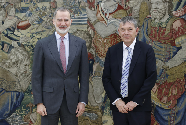 Su Majestad el Rey acompañado por el comisionado general de la Agencia de Naciones Unidas para los Refugiados de Palestina en Oriente Próximo (UNRWA),