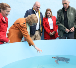 Su Majestad la Reina Doña Sofía durante su visita por las instalaciones del Centro