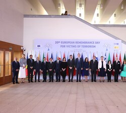 Sus Majestades los Reyes junto a las autoridades asistentes y víctimas del terrorismo
