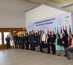 Los Reyes con las autoridades asistentes y víctimas del terrorismo