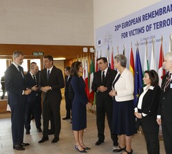 Don Felipe y Doña Letizia conversan con las autoridades asistentes al acto