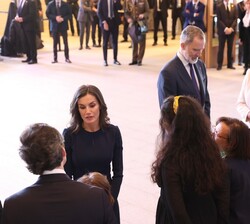 Los Reyes conversan con las autoridades y víctimas del terrorismo