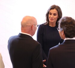 Doña Letiza conversa con los asistentes momentos antes del inicio del acto