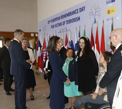 Don Felipe y Doña Letiza conversan con los asistentes