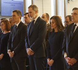 Don Felipe y Doña Letizia durante el minuto de silencio en memoria a las víctimas del terrorismo