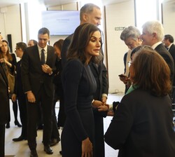 Don Felipe y Doña Letizia con las víctimas del terrorismo que han dado su testimonio durante el acto conmemorativo