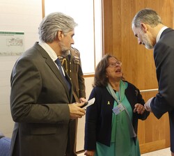Don Felipe conversa con Eliana Pavoncello