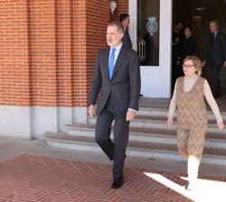 Su Majestad el Rey junto a la abogada general del Estado, Consuelo Castro Rey