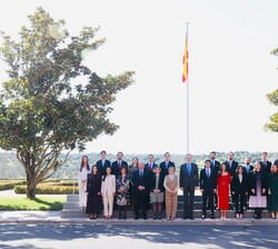Su Majestad el Rey junto a los nuevos funcionarios del Cuerpo de Abogados Del Estado