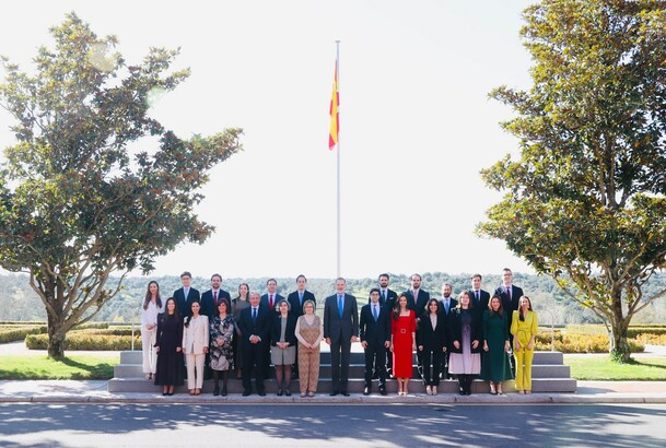 Su Majestad el Rey junto a los nuevos funcionarios del Cuerpo de Abogados Del Estado