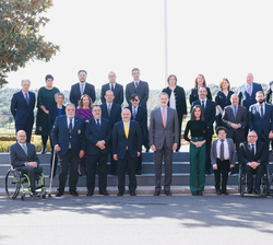 Fotografía de grupo de Sus Majestades los Reyes con una delegación del Comité Español de Representantes de Personas con Discapacidad (CERMI)