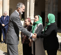 Su Majestad el Rey recibe el saludo de las premiadas María Guadalupe Aguilar, Blanca Guadalupe Arana, María Guadalupe Ayala y Mayra Hernández 