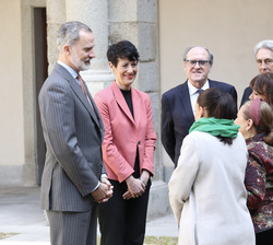 Su Majestad el Rey conversa con las autoridades y las premiadas María Guadalupe Aguilar, Blanca Guadalupe Arana, María Guadalupe Ayala y Mayra Hernánd