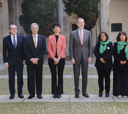 Fotografía de grupo de Su Majestad el Rey con las autoridades y las premiadas María Guadalupe Aguilar, Blanca Guadalupe Arana, María Guadalupe Ayala y
