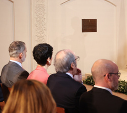 Su Majestad el Rey en primera fila de asientos durante la intervención del rector magnífico de la Universidad de Alcalá