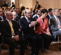 Su Majestad el Rey en primera fila de asientos acompañado por las autoridades asistentes