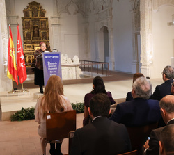 Su Majestad el Rey durante las palabras de agradecimiento de la galardonada Guadalupe Aguilar, fundadora y coordinadora del Colectivo Familias Unidas 
