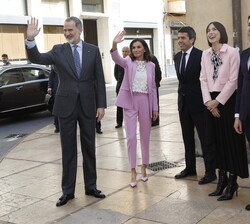 Sus Majestades los Reyes junto a las autoridades saludan al público allí presente