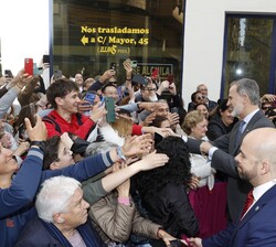 Sus Majestades los Reyes reciben el saludo del público a su llegada al Palacio Ducal de los Borja