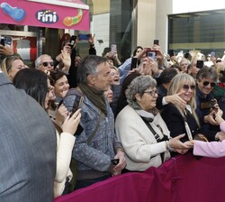 Doña Letizia saluda al público congregado en los alrededores del Palacio Ducal de los Borja