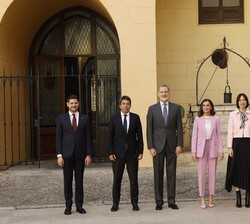 Sus Majestades los Reyes junto a las autoridades saludan al público allí presente
