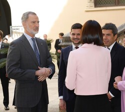 Don Felipe y Doña Letizia en conversan con las autoridades, antes de iniciar el acto