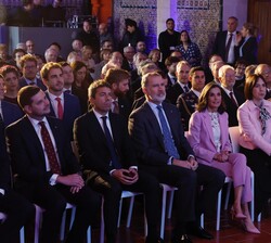 Sus Majestades los Reyes en primera fila al inicio del acto