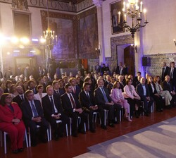 Sus Majestades los Reyes durante la intervención de la maestra de ceremonias