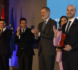Su Majestad la Reina hace entrega el Premio Nacional de Investigación para Jóvenes Matilde Ucelay en el área de ingenierías y arquitectura a Daniel Ga
