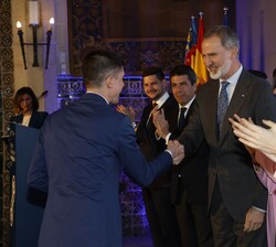 Su Majestad el Rey hace entrega del Premio Nacional de Investigación para Jóvenes Gabriela Morreale, en el área de Medicina y Ciencias de la Salud a R