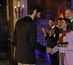 Su Majestad la Reina hace entrega del Premio Nacional de Investigación para Jóvenes María Andresa Casamayor en el área de Matemáticas y Tecnologías de