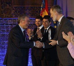 Don Felipe entrega el Premio Nacional de Investigación Pascual Madoz, en el área de Derecho y Ciencias Económicas y Sociales a Manuel Arrellano Gonzal