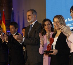 Su Majestad el Rey hace entrega del Premio Nacional de Investigación para Jóvenes Clara Campoamor, en el área de Derecho y Ciencias Económicas y Socia