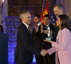 Su Majestad la Reina hace entrega del Premio Nacional de Investigación Blas Carrera, en el área de Ciencias Físicas de los Materiales y de la Tierra a