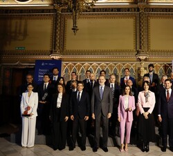 Sus Majestades los Reyes junto a los premiados y las autoridades