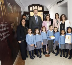 Antes de dirigirse al Ayuntamiento, Sus Majestades los Reyes se encontraron con alumnos del Colegio Borja Jesuitas de Gandía que les entregaron un rec