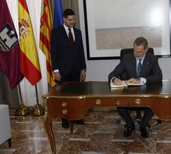 Su Majestad el Rey durante la firma en el Libro de Honor del Ayuntamiento