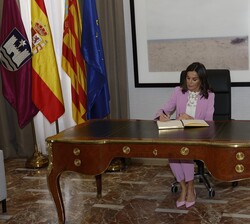 Su Majestad la Reina durante la firma en el Libro de Honor del Ayuntamiento