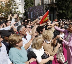 A su salida del Ayuntamiento, Don Felipe y Doña Letizia reciben el cariño de los ciudadanos